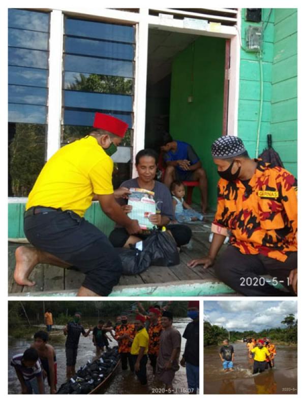 Nasarudin SH,MH Ketua DPD MKGR Riau Serahkan Sembako Korban Banjir dan Terdampak Covid-19 di 2 Desa di Pelalawan
