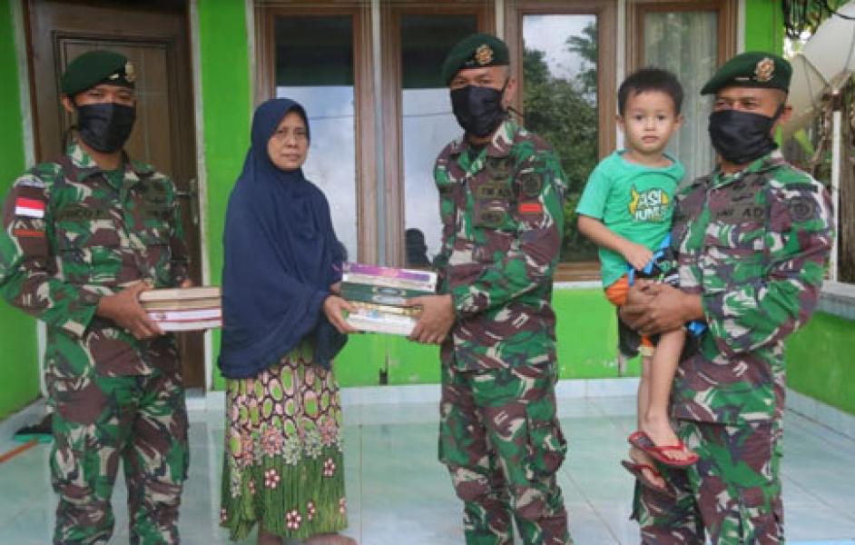 Pandawa Peduli, Satgas Yonif 411 Kostrad Berikan Al Quran Kepada Guru Ngaji di Tapal Batas