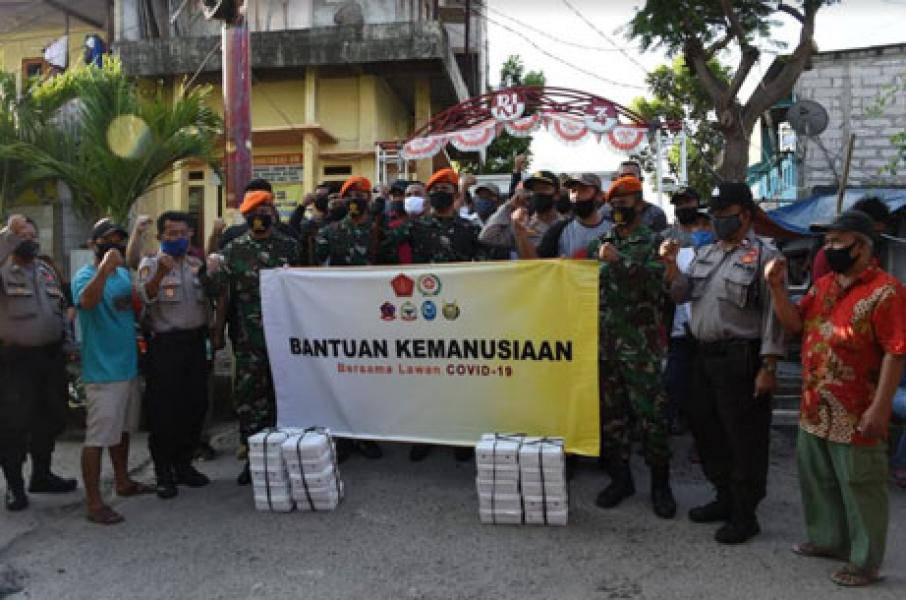 Paskhas TNI AU Bagikan 2.225 Takjil dan Nasi Kotak Untuk Warga Berbuka Puasa