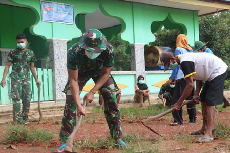 Peduli Tempat Ibadah di Tengah Corona, Satgas 411 Kostrad Bersihkan Masjid di Perbatasan