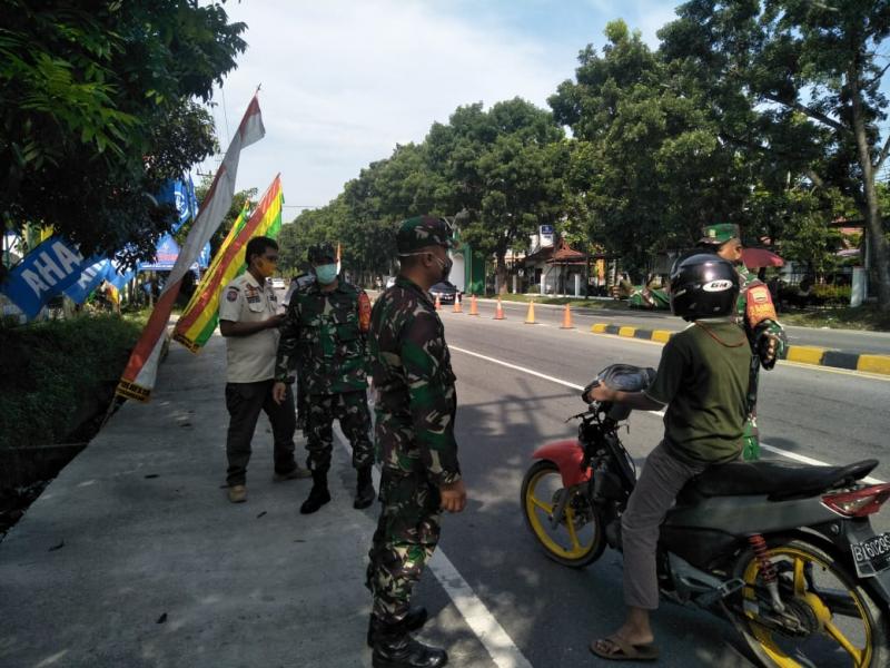 Penerapam PSBB di Kota Pekanbaru, Babinsa Koramil 05/Kampar Kiri dan Tim Gabungan Pos Pam Terus Pantau Pengendara
