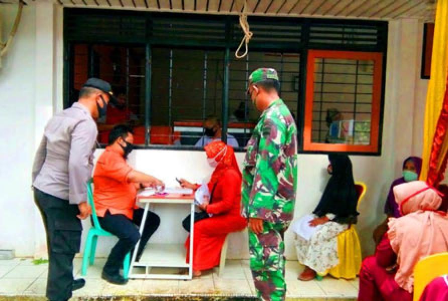 Penyaluran BLT Dikawal Koramil 02 dan Polsek Rambah