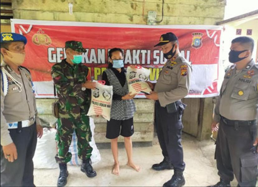 Polsek Rambah Bersama Bhabinkamtibmas dan Babinsa Bagikan Sembako