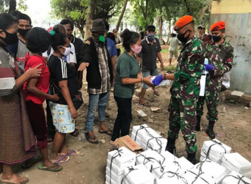 Prajurit TNI Distribusikan �Bantuan Kemanusiaan� OASE KIM dan Dharma Pertiwi