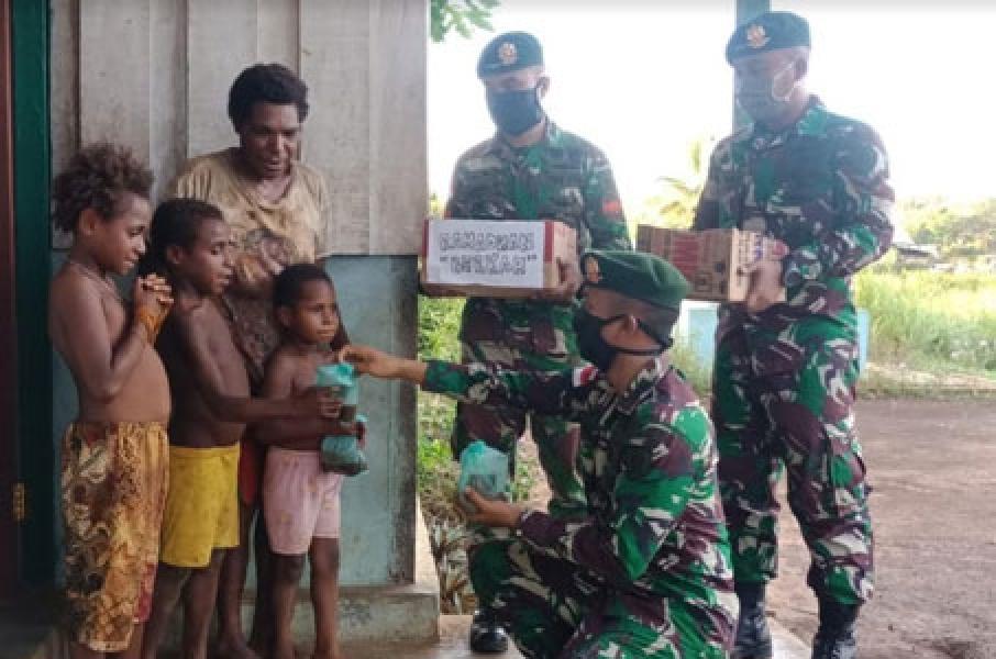Prajurit TNI Yonif 411 Kostrad Bagikan Takjil di Tapal Batas