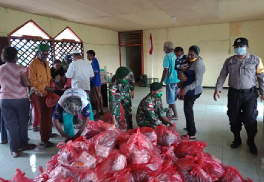 Prajurit TNI Yonif 411 Kostrad Bantu Pemkab Merauke Distribusikan Sembako Untuk Warga