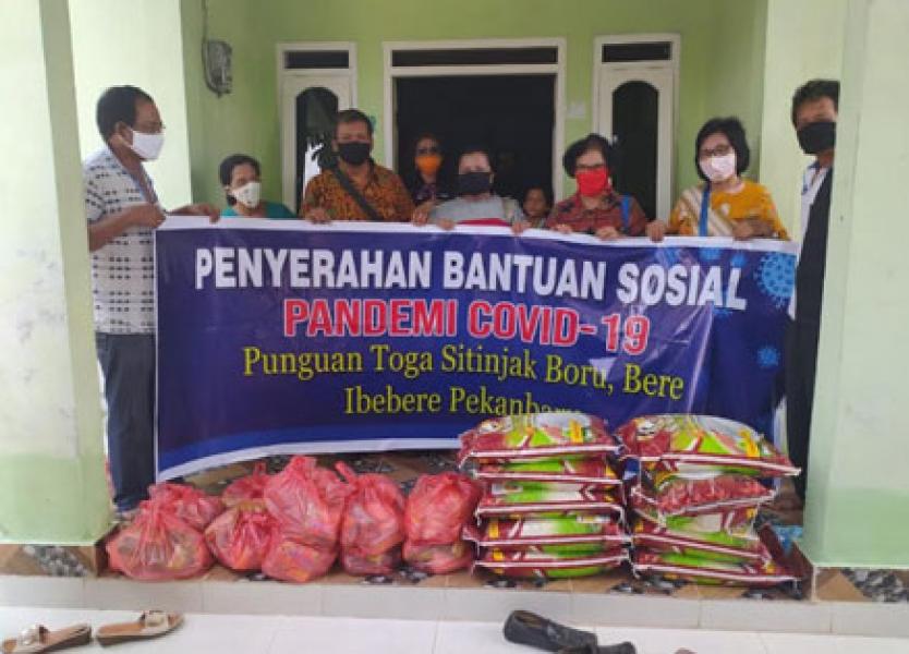 Punguan Toga Sitinjak Bagikan Bansos