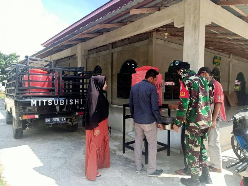 Putuskan Rantai Penularan Covid-19, Babinsa Koramil 07/Kampar Pasang Alat Cuci Tangan di Tempat Ibadah
