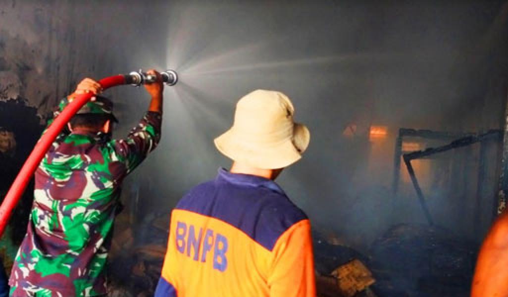 Ruko Dua Lantai di Pasir Pengaraian Terbakar, Personil Gabungan Padamkan Api