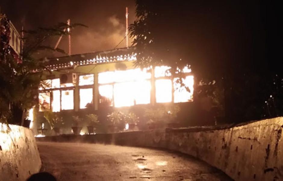 SMPN 7 Pekanbaru Terbakar, Diduga Disambar Petir 