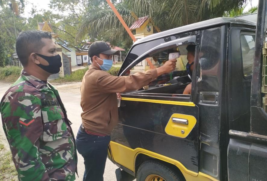 Sambut Lebaran Dalam Status PSBB, Babinsa Koramil 03/Bunut Lakukan Pengawasan di Posko Peduli Covid-19