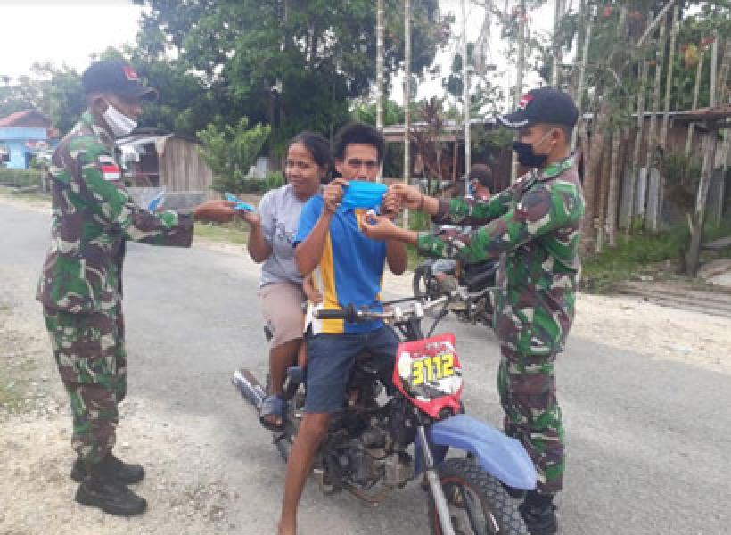 Satgas Raider 300 Bagikan Masker kepada Masyarakat Kampung Wonorejo