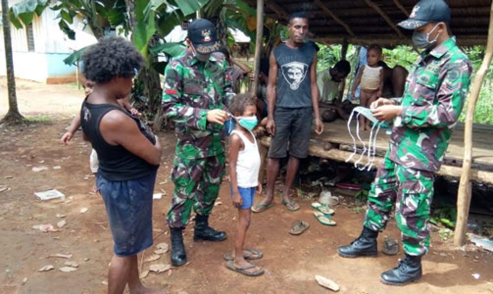 Satgas Yonif 411 Kostrad Bagikan Sembako dan Masker di Kampung Baidub Papua