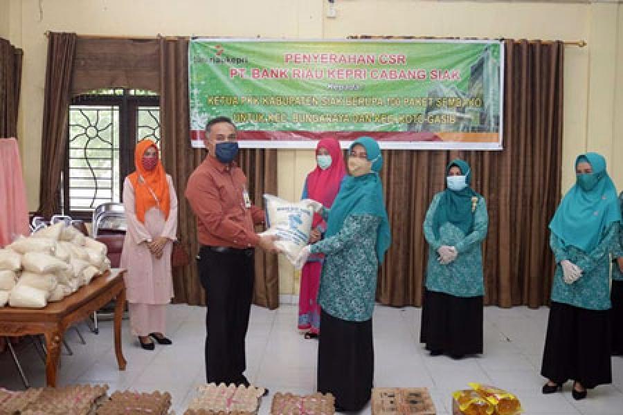TP-PKK Siak Bagikan 100 Paket Sembako Kerja Sama dengan BRK Cabang Siak