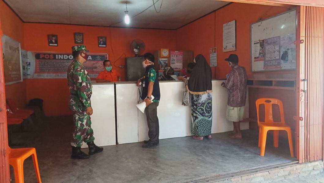 Tak Hanya Lakukan Pengamanan Penyaluran BST, Babinsa Koramil 14/Kepenuhan Juga Lakukan Hinbauan