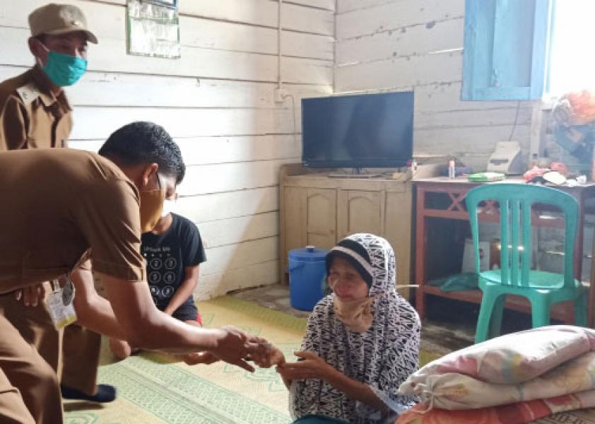 Terima BLT-DK, Wanita Penderita Tumor Ini Tak Menyangka Didatangi Penghulu dan Camat Dayun