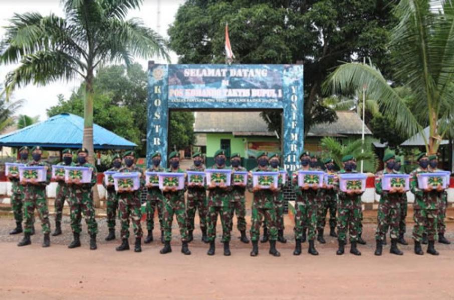 Terima Bingkisan Lebaran, Satgas Yonif 411 Kostrad Sampaikan Terimakasih Kepda Bapak Panglima TNI   