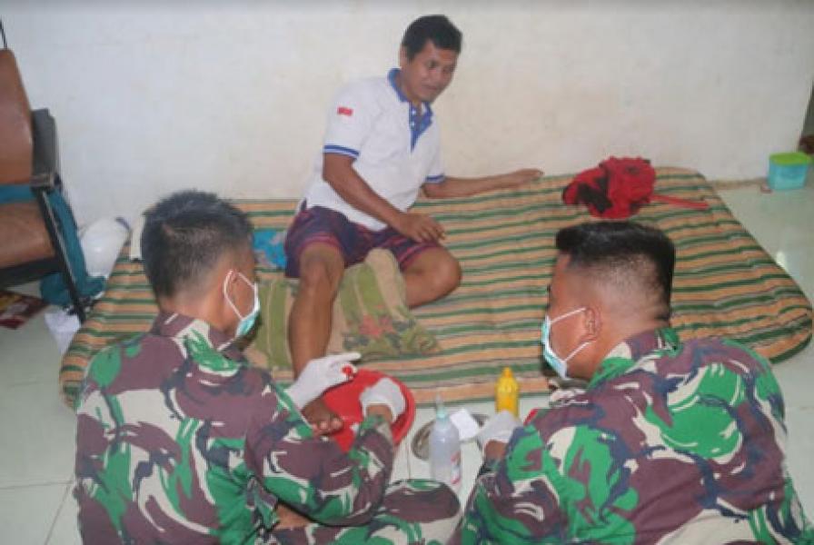 Terkena Benda Tajam, Warga Sipias Diobati Tim Kesehatan Satgas Yonif 411 Kostrad