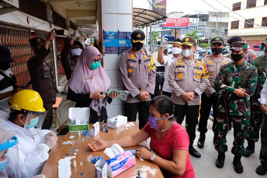 Tinjau PSBB Dumai, Kapolda dan Forkopimda Riau Bagikan Sembako ke Warga Terdampak Covid-19