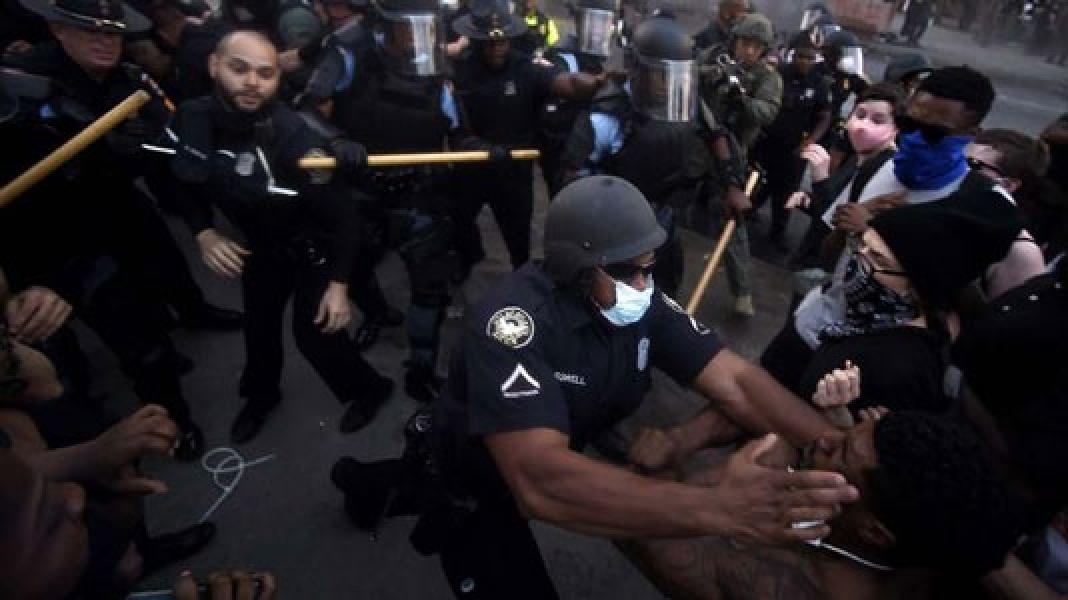 Truk Polisi New York Tabrak Pendemo di Aksi George Floyd