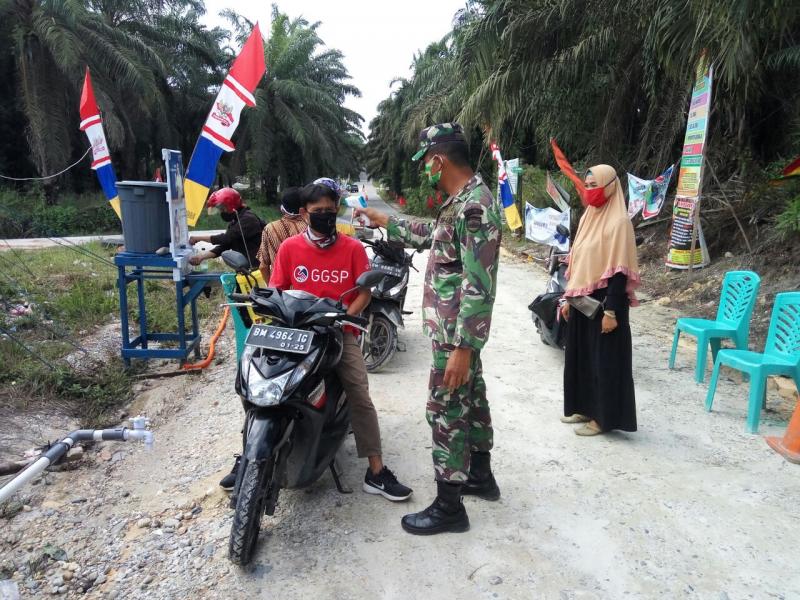 Upaya Deteksi Dini Covid-19, Babinsa Koramil 03/Bunut Bersama Relawan Lakukan Pemantauan Kepada Warga