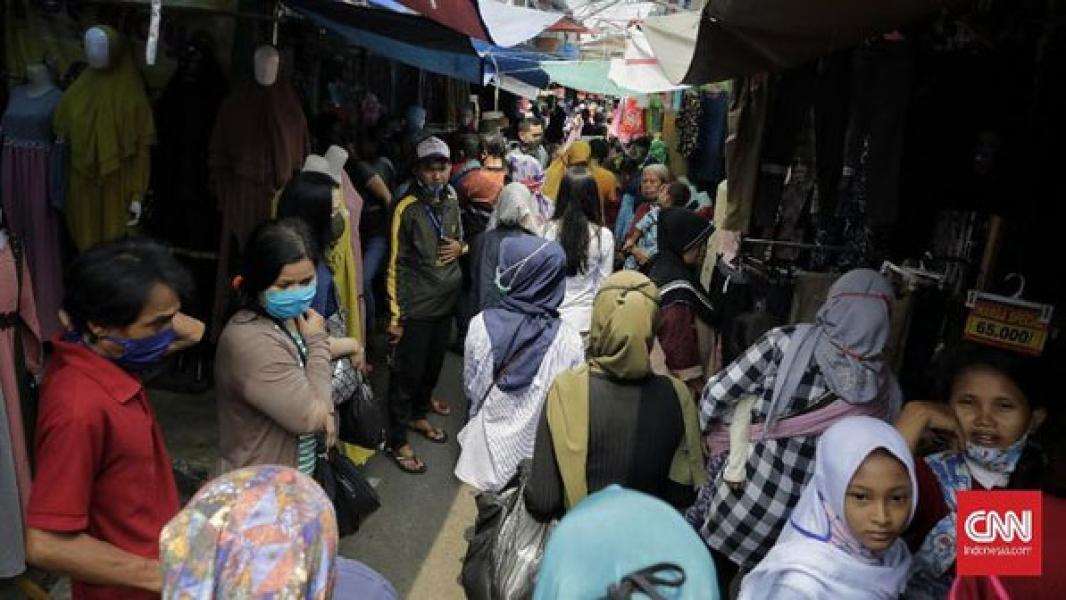 Warga Tumpah Ruah di Pasar Tanah Abang, PKL Menjamur di Jalan