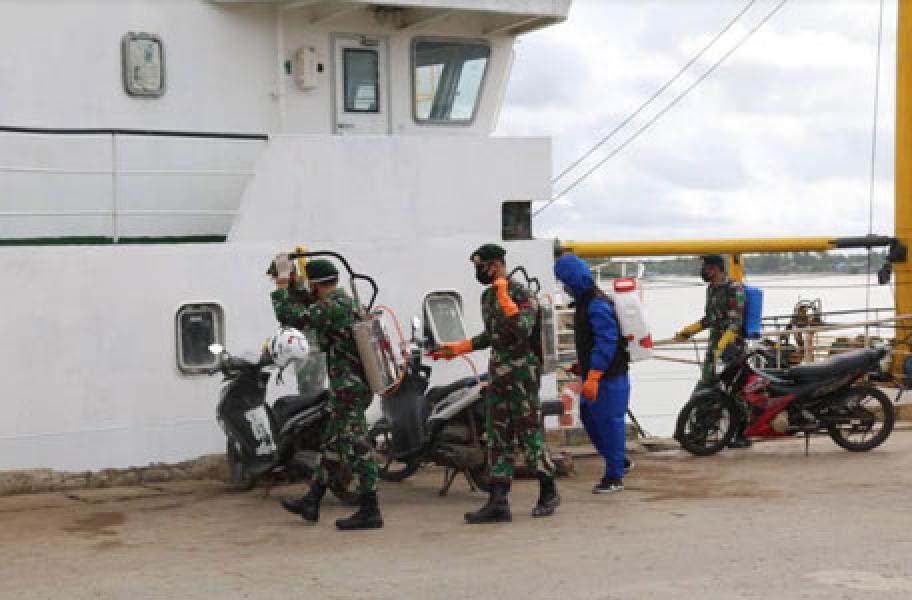 Yonif 411 Kostrad Semprot Disinfektan dan Bagikan Masker di Pelabuhan Merauke