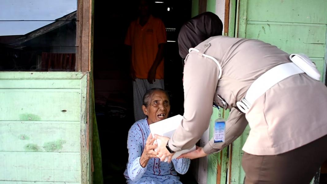 Zurina Kaget Didatangi Polwan, Polresta Pekanbaru Bagikan Makanan Untuk Berbuka Puasa.