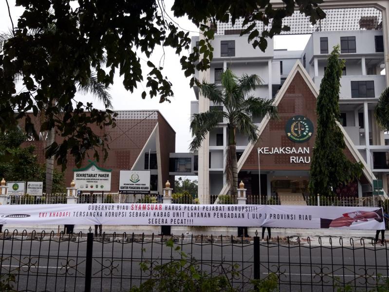 Aksi Diam di Kejati Riau, Pemuda dan Mahasiswa Kembali Tegur Gubri Syamsuar