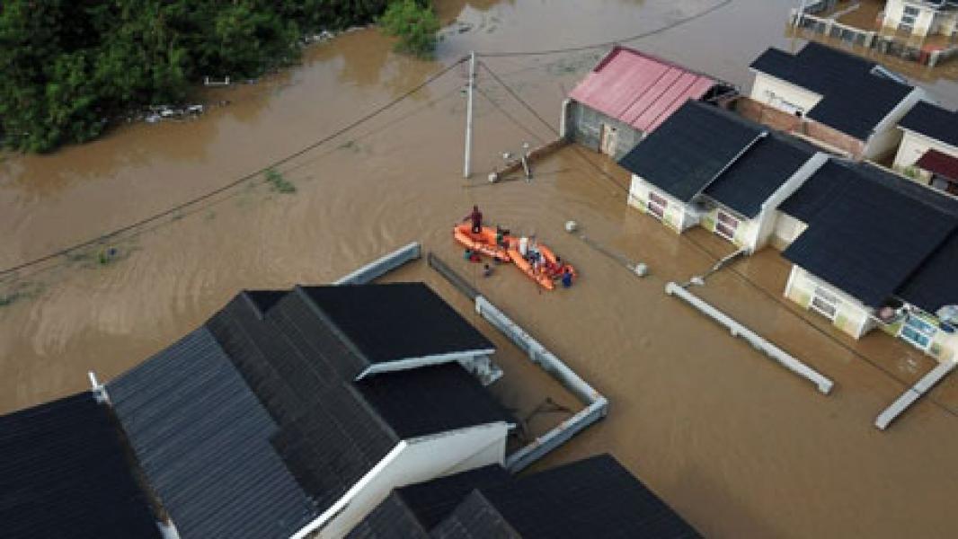 BPBD Riau Distribusikan Setengah Ton Beras Untuk Korban Banjir di Rumbai