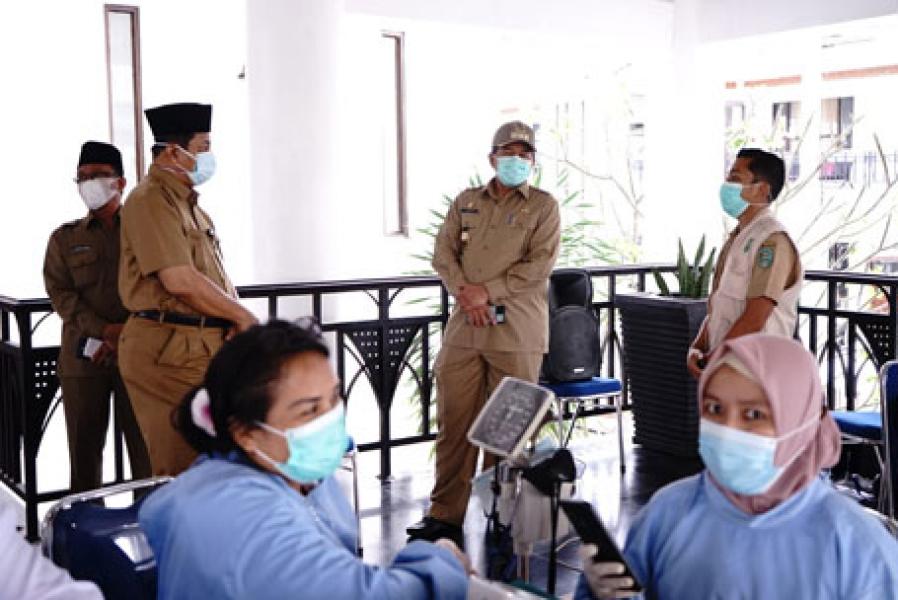 Bupati Alfedri Pantau Pelaksanaan Vaksinasi Massal Covid-19 di Siak