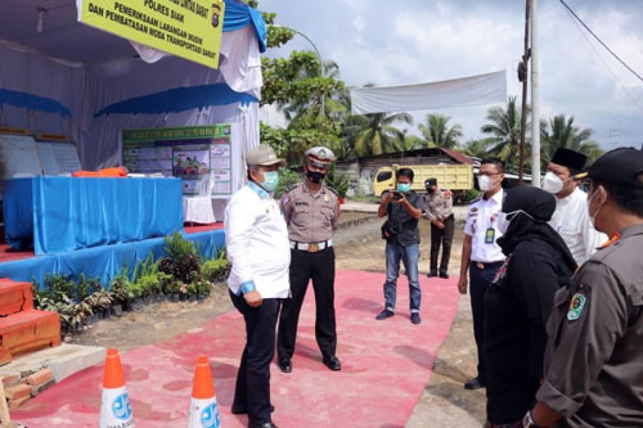Bupati Alfedri Pantau Pos Penyekatan Minas dan Kandis
