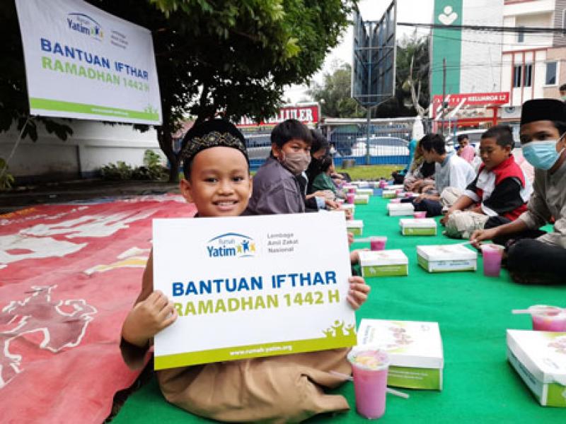 Dalam 2 Hari Rumah Yatim Riau Bagikan 100 Paket Hidangan Berbuka Puasa