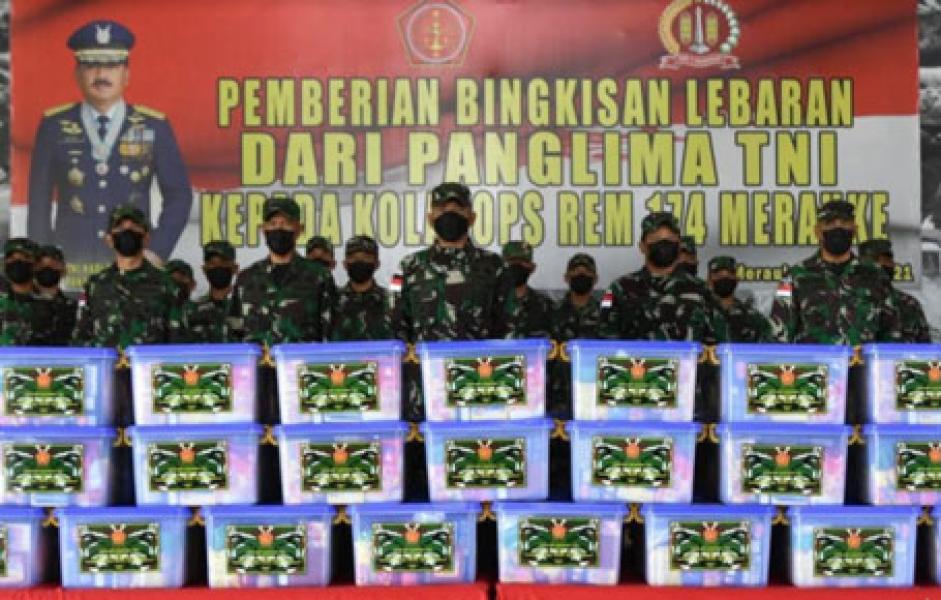 Danrem Merauke Serahkan Bingkisan Panglima TNI Kepada Prajurit Kolakops Korem 174 Merauke
