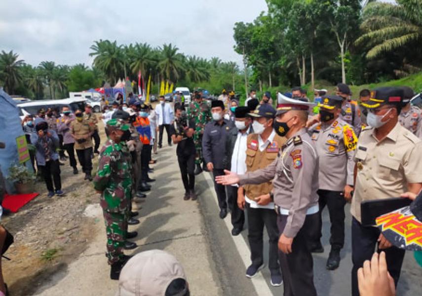 Didampingi Forkompinda Rohil, Gubernur dan Kapolda Riau Tinjau Pos Penyekatan Perbatasan Riau-Sumut