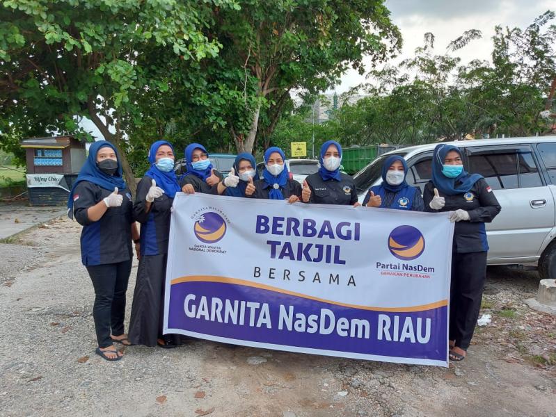 Garda Wanita NasDem Bagikan Takjil Gratis ke Pengendara yang Melintas