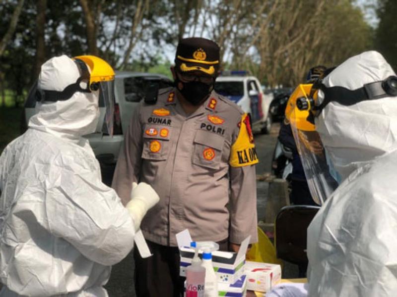 Kapolres Siak Pimpin Tes Swab Antigen Kepada Pendatang yang Masuk Wilayah Siak