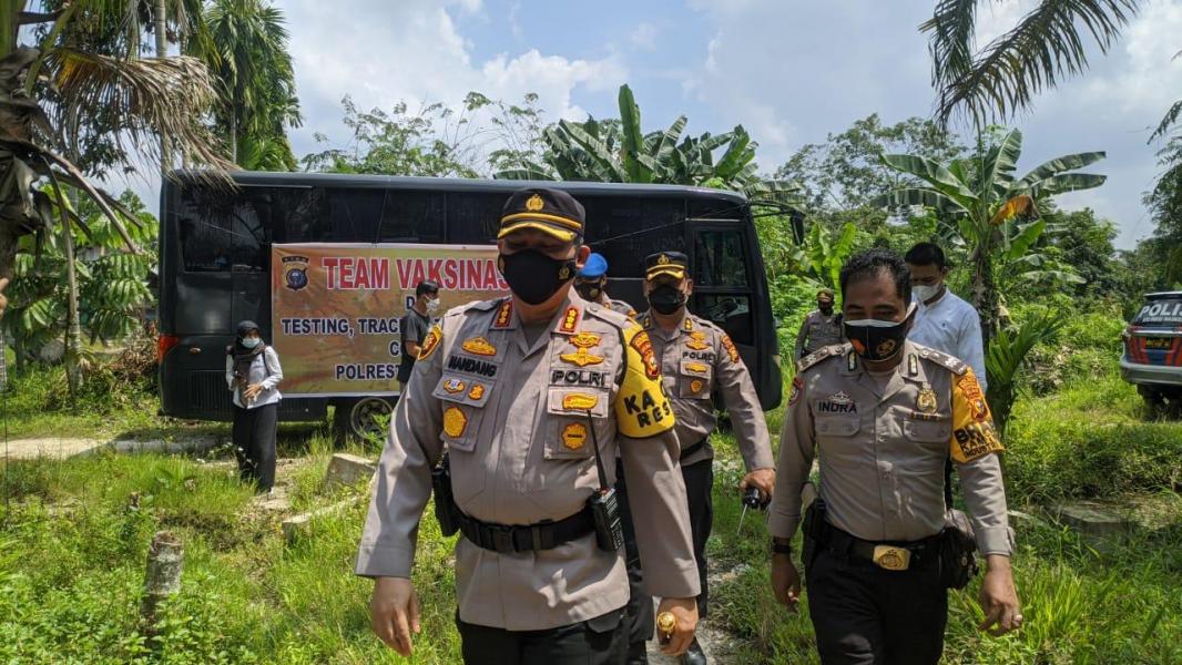 Kapolresta Pekanbaru Keliling ke Pemukiman, Warga : Kalau begini Aman Vaksinnya, Enggak Ramai-ramai dan Langsung Datang ke Rumah