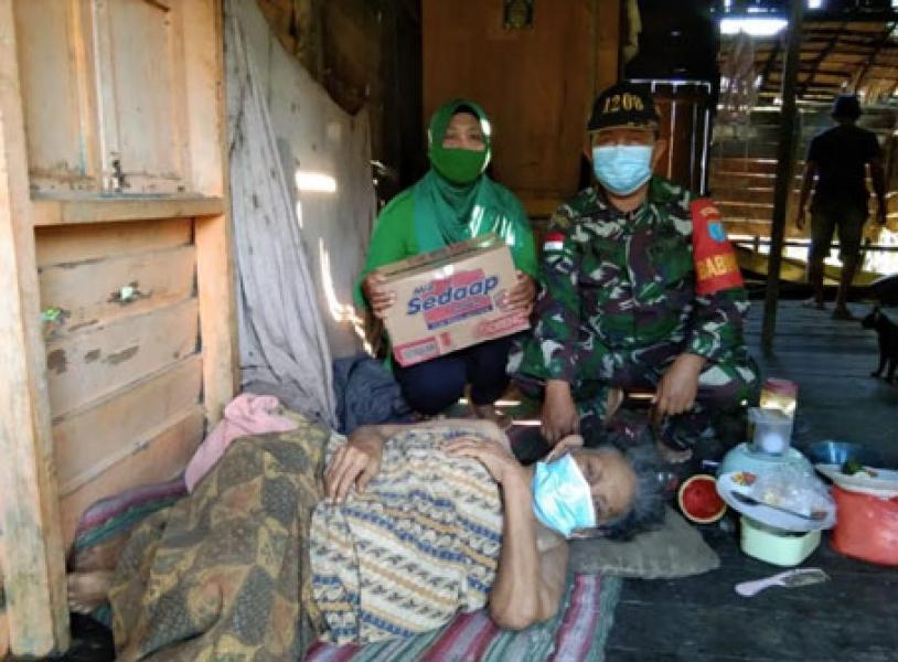 Ketulusan Hati Babinsa Mekar Sekuntum Bersama Istri Bagikan Paket Sembako Untuk Warga yang Membutuhkan
