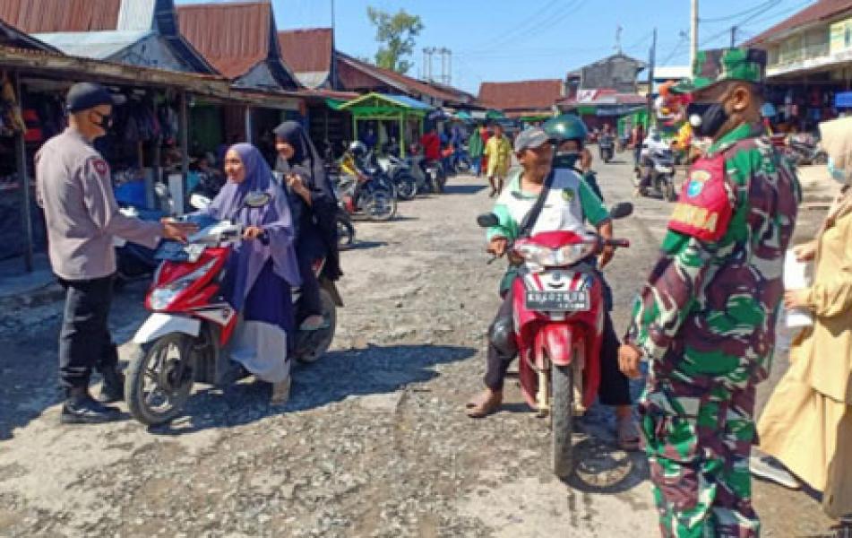 Kompak, TNI-Polri dan Puskesmas Imbau Pembatasan Kerumunan di Pasar Selakau