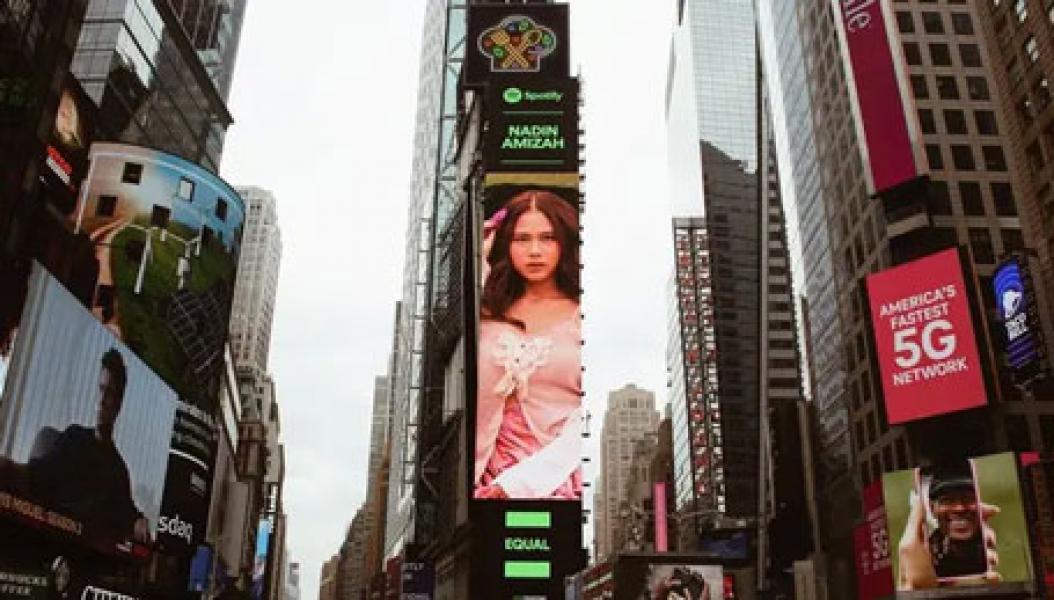 Mewakili Musisi Indonesia, Foto Nadin Amizah Terpampang di Times Square New York