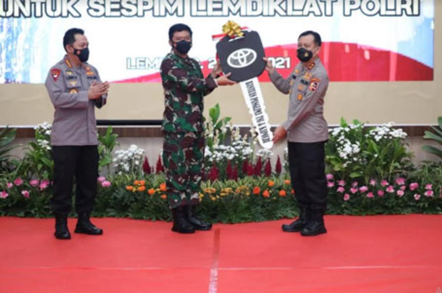 Panglima TNI dan Kapolri Serahkan Bantuan Kendaraan Dinas untuk Sespim Lemdiklat Polri