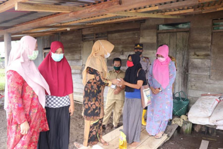 Peduli Banjir, PKK Kabupaten Siak Serahkan Bantuan di Kecamatan Sungai Mandau