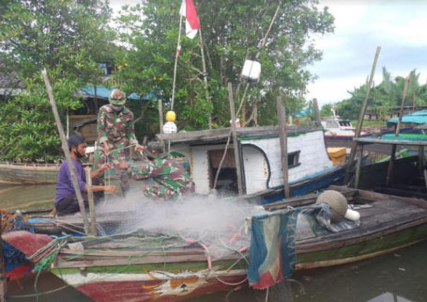 Prajurit Yonif 645/Gty Laksanakan Komsos Dengan Masyarakat Nelayan di Desa Sebubus