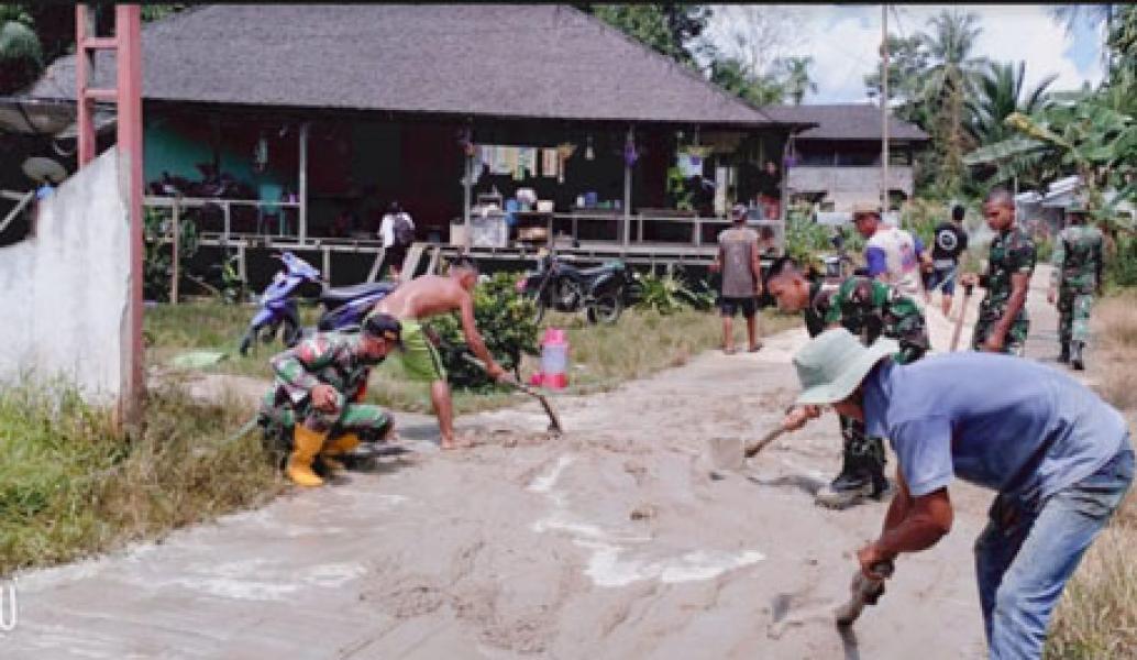 Semangat Babinsa, Bantu Warga Perbaiki Jalan Rapat Beton