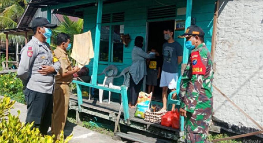 Sinergitas TNI-Polri Membantu Warga Desa Binaan yang Terkonfirmasi Covid-19