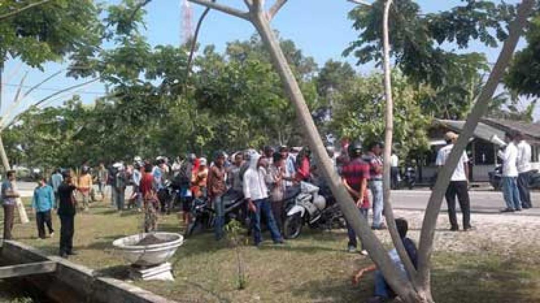 Dilarang Menebang Hutan, Massa Datangi DPRD Meranti