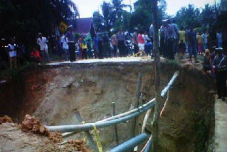 Dinas PU Riau Tangani Jalan Lintas Kuansing-Inhu