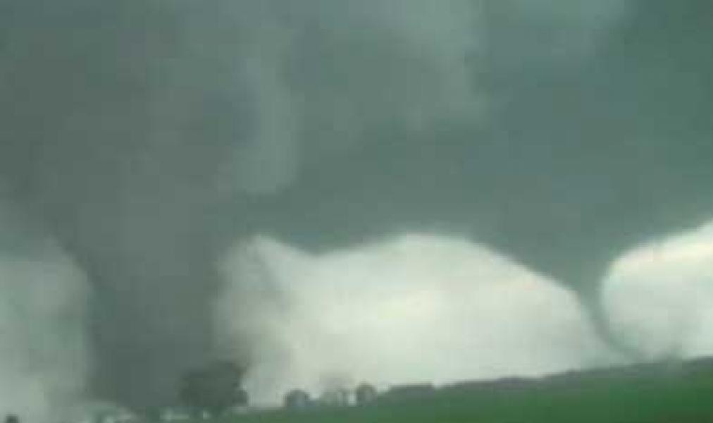 Dua Tornado Hancurkan Setengah Kota di AS