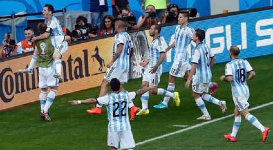 Gol Telat Messi Pastikan Argentina Raih Tiket 16 Besar